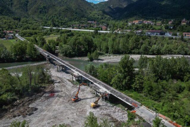 Chiusura della provinciale SP 17 di Beverino presso il ponte sul Vara Chiusura della provinciale SP 17 di Beverino presso il ponte sul Vara
