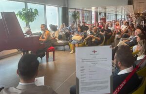 Eleni Koço incanta l’Aeroporto di Genova con un recital per la Festa della Musica 2025 Eleni Koço incanta l’Aeroporto di Genova con un recital per la Festa della Musica 2025