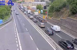 A10, auto si ribalta in galleria: tratto Varazze-Celle bloccato A10, auto si ribalta in galleria: tratto Varazze-Celle bloccato
