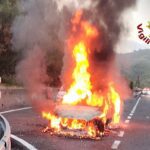 Auto in fiamme sull’A10 tra Albenga e Andora