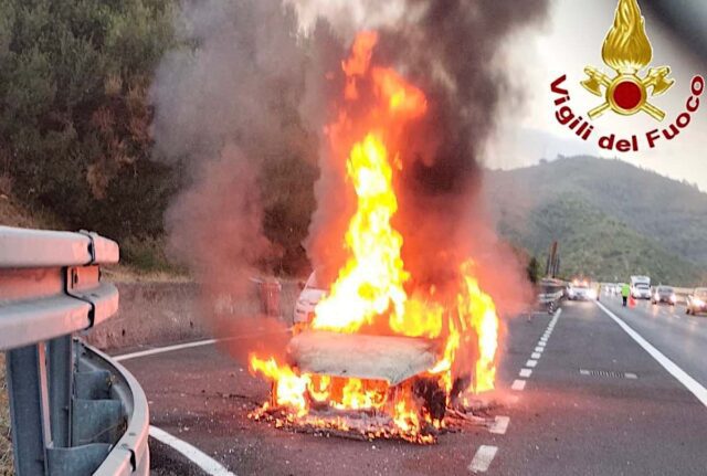 Auto in fiamme sull’A10 tra Albenga e Andora