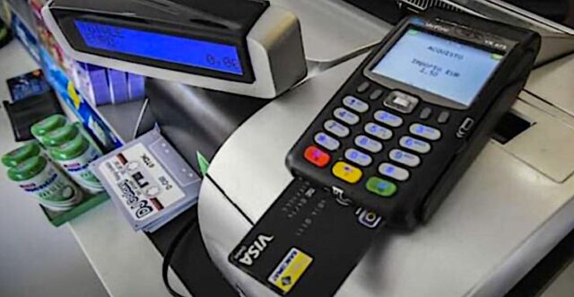 Pagare le sigarette con Pos? Il giudice di Genova annulla multa a tabaccaio