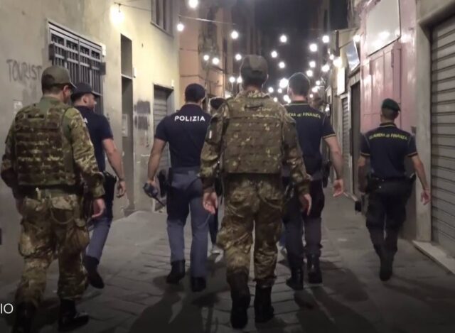 Genova, controlli straordinari nel centro storico: 1 arresto, 1 denunciato e sanzioni per 4.000 euro Genova, controlli straordinari nel centro storico: 1 arresto, 1 denunciato e sanzioni per 4.000 euro