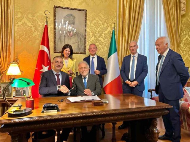 firma accordo piaggio baykar Piaggio Aerospace ceduta a Baykar: nuova fase di sviluppo per l’industria aerospaziale italiana