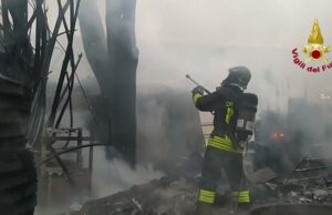 Albenga, incendio in regione Rollo: intervento dei vigili del fuoco nella serata del 16 luglio Albenga, incendio in Regione Rollo: intervento dei Vigili del Fuoco