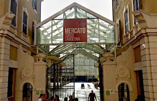 Invasa da moscerini da fogna: chiusa pizzeria mercato corso Sardegna