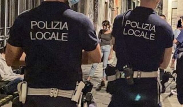 Furto sul bus 18 a Genova: arrestato dalla Polizia Locale un 19enne