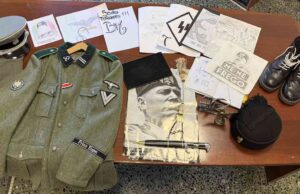 Effige del Duce e divisa SS in casa: due 16enni genovesi indagati per terrorismo Effige del Duce e divisa SS in casa: due 16enni genovesi indagati per terrorismo