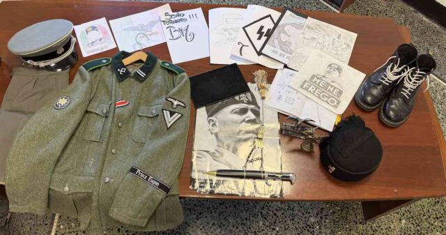 Effige del Duce e divisa SS in casa: due 16enni genovesi indagati per terrorismo Effige del Duce e divisa SS in casa: due 16enni genovesi indagati per terrorismo