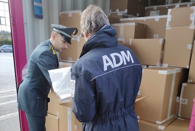 La Spezia, sequestrati oltre 600.000 accendini pericolosi da ADM e Guardia di Finanza La Spezia, sequestrati oltre 600.000 accendini pericolosi da ADM e Guardia di Finanza