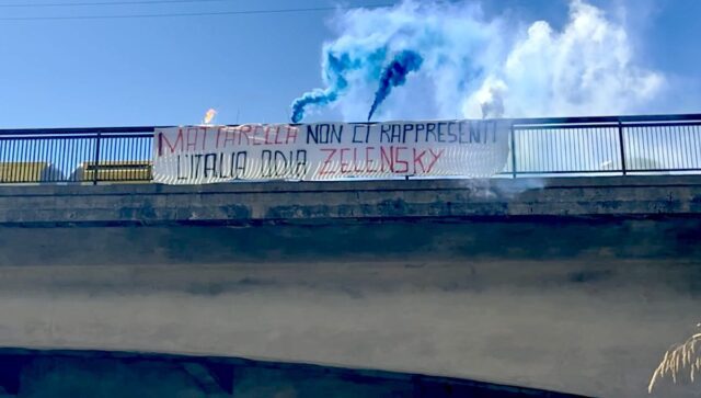 Striscione contro Mattarella e Zelensky in corso Europa a Genova