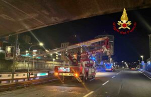Distacco di intonaco sulla Sopraelevata Aldo Moro: Vigili del Fuoco in azione