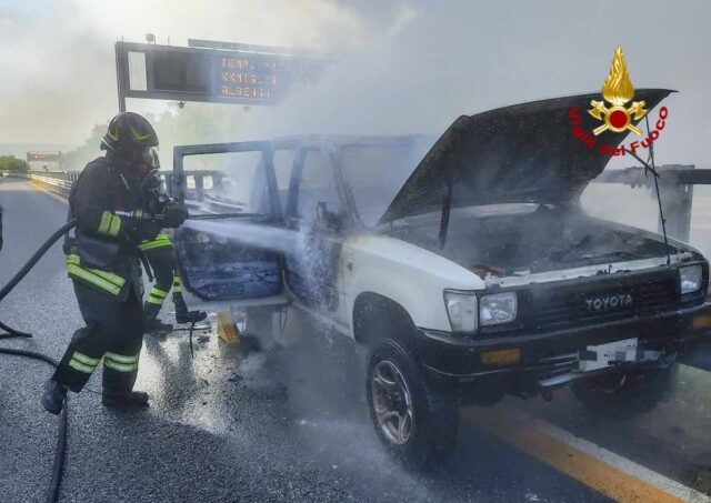 Incendio auto sull’A6: intervento dei Vigili del Fuoco a Savona Incendio auto sull’A6: intervento dei Vigili del Fuoco a Savona