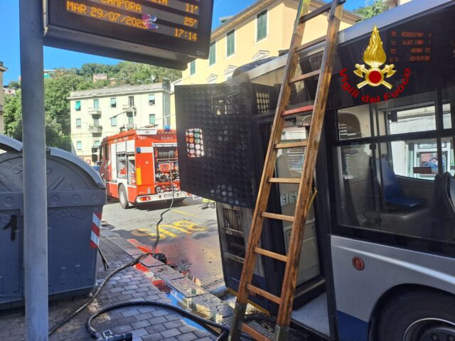 Bolzaneto, a fuoco bus: l’intervento dei Vigili del Fuoco Bolzaneto, a fuoco bus: l’intervento dei Vigili del Fuoco
