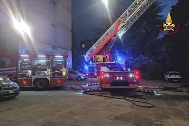 Incendio in un appartamento alla Spezia, anziano salvato dai Vigili del Fuoco