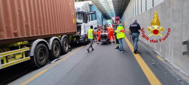 vvf incidente a7 tir 1 A7, tamponamento tra tre mezzi pesanti in galleria | Approfondimento
