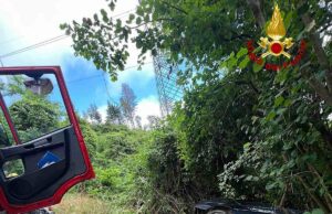 Auto fuori strada a San Bartolomeo del Bosco: intervento complesso dei Vigili del Fuoco Auto fuori strada a San Bartolomeo del Bosco: intervento complesso dei Vigili del Fuoco