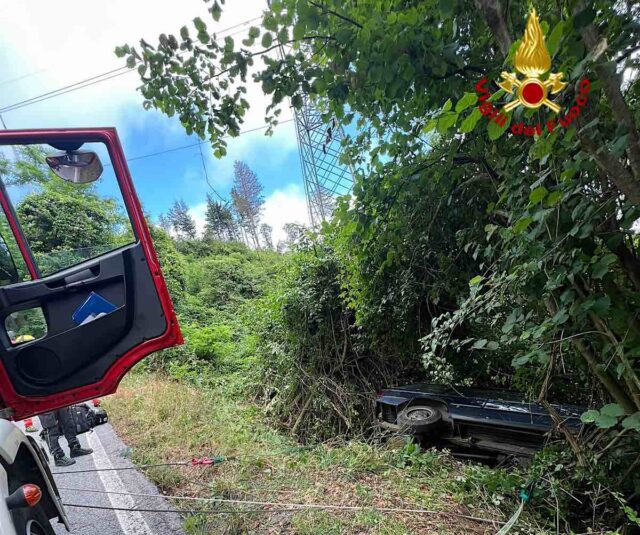 Auto fuori strada a San Bartolomeo del Bosco: intervento complesso dei Vigili del Fuoco