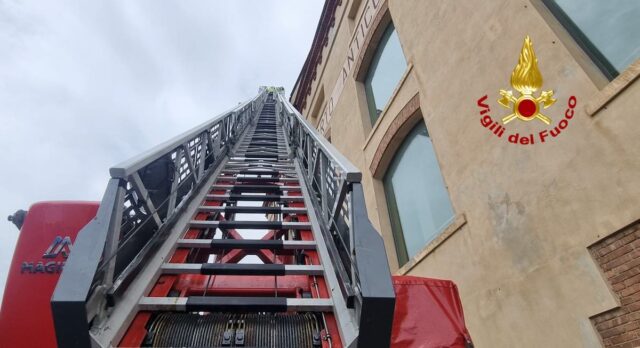 Genova, fulmine colpisce il Porto Antico: Vigili del Fuoco in azione per parti pericolanti