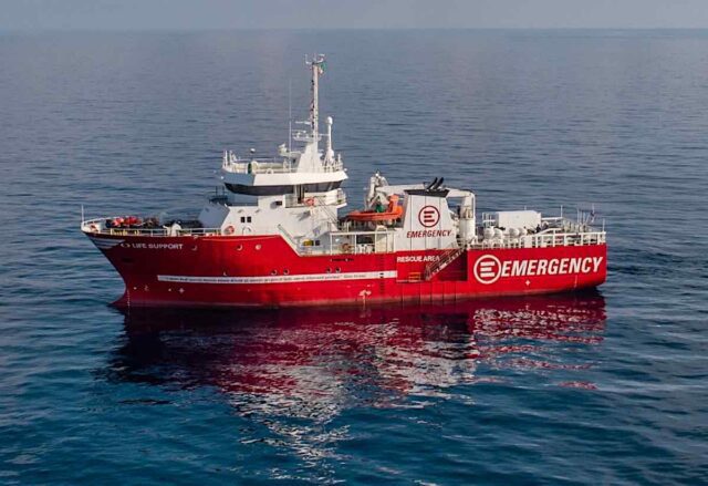 Savona, la Life Support sbarca 146 migranti soccorsi nel Mediterraneo
