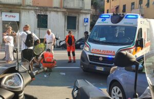 Incidente in via Righetti: scooter a terra