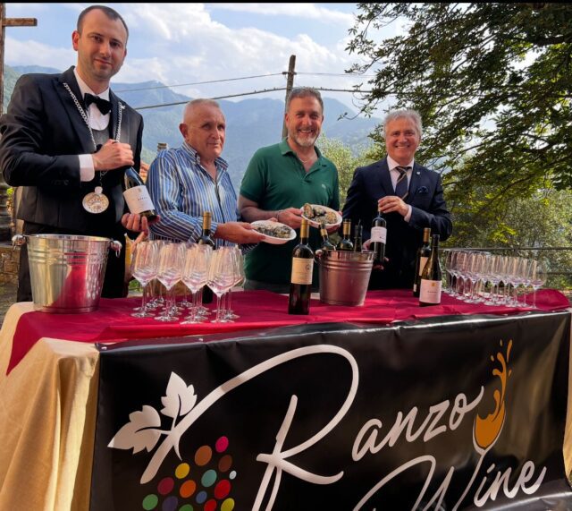 “Le Notti del Vino”: a Ranzo è protagonista l’abbinamento tra Pigato e ostriche spezzine, esperienza enogastronomica dalle cantine locali “Le Notti del Vino”: a Ranzo è protagonista l’abbinamento tra Pigato e ostriche spezzine, esperienza enogastronomica dalle cantine locali