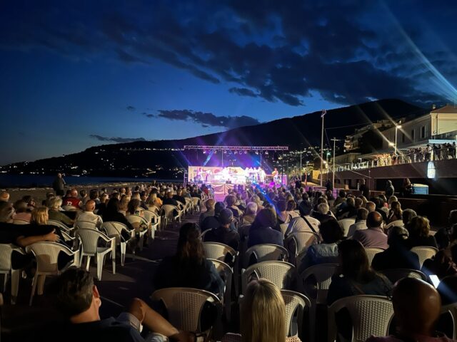 Un grande successo il concerto di ieri sera ad Ospedaletti al Piazzale al mare, in scena la Banda dell'Ortica di Firenze Un grande successo il concerto di ieri sera ad Ospedaletti al Piazzale al mare, in scena la Banda dell'Ortica di Firenze