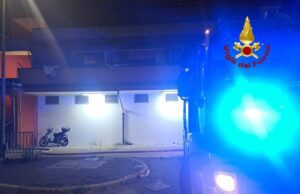 Incendio in via Cechov a Bolzaneto: uomo ustionato nella notte