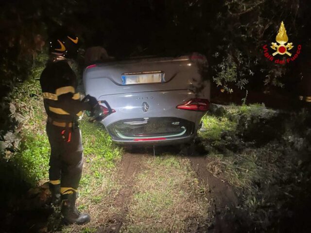 Orco Feglino, auto si cappotta nella notte: l’intervento dei VVF Orco Feglino, auto si cappotta nella notte: l’intervento dei VVF