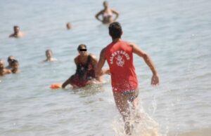 Anziana rischia di annegare a Bonassola: salvata dal bagnino Anziana rischia di annegare a Bonassola: salvata dal bagnino