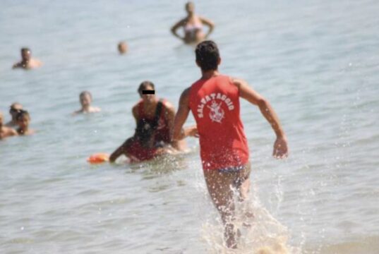 Anziana rischia di annegare a Bonassola: salvata dal bagnino Anziana rischia di annegare a Bonassola: salvata dal bagnino