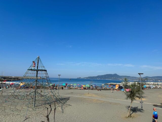 chiavari spiaggia pubblica Chiavari: spiagge pubbliche trasformate in campeggio abusivo notturno, interviene la Polizia Locale