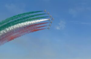 Le Frecce Tricolori incantano il cielo della Spezia per celebrare la Liguria Le Frecce Tricolori incantano il cielo della Spezia per celebrare la Liguria