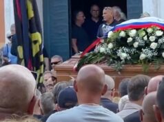 Genova, in piazza Alimonda i funerali di Massimo Leopizzi Genova, in piazza Alimonda i funerali di Massimo Leopizzi