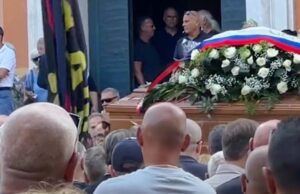 Genova, in piazza Alimonda i funerali di Massimo Leopizzi Genova, in piazza Alimonda i funerali di Massimo Leopizzi