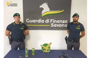 Savona, 25enne senza patente fermato con machete e benzina in auto Savona, 25enne senza patente fermato con machete e benzina in auto