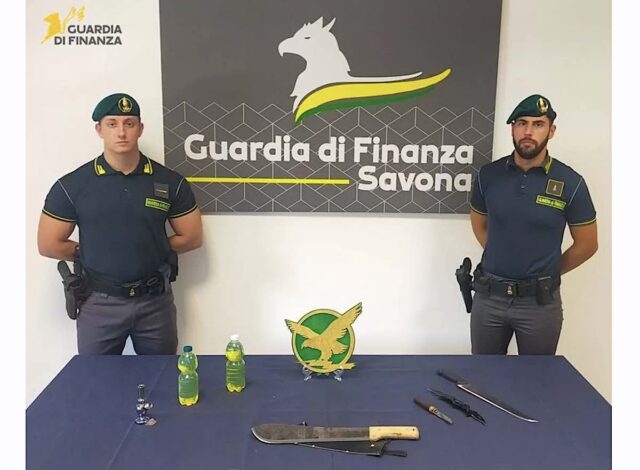 Savona, 25enne senza patente fermato con machete e benzina in auto Savona, 25enne senza patente fermato con machete e benzina in auto