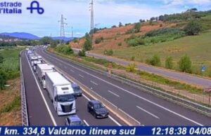 Camion salta la corsia in A1 tra Arezzo e Valdarno: tre morti su un’ambulanza Camion salta la corsia in A1 tra Arezzo e Valdarno: tre morti su un’ambulanza