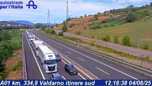 Camion salta la corsia in A1 tra Arezzo e Valdarno: tre morti su un’ambulanza Camion salta la corsia in A1 tra Arezzo e Valdarno: tre morti su un’ambulanza