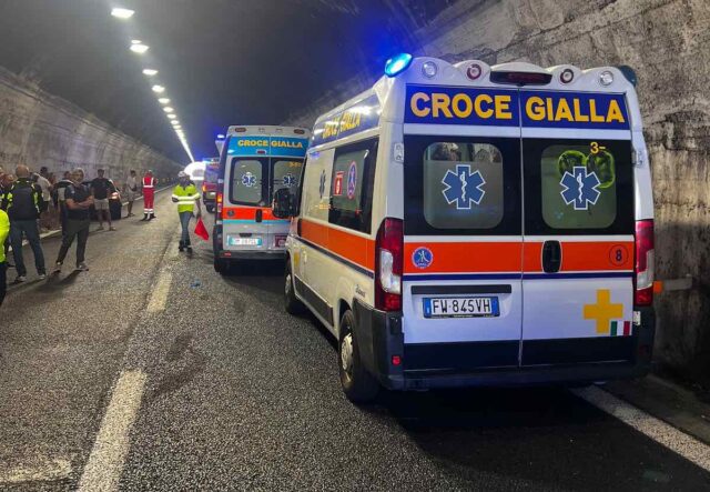 incidente a12 ambulanze croce gialla Doppio incidente in A12 con moto, rallentamenti tra Genova Nervi ed Est