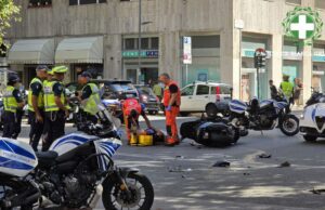 Incidente in via Cecchi a Genova: scooter in fuga dalla Polizia Locale provoca scontro, due feriti Incidente in via Cecchi a Genova: scooter in fuga dalla Polizia Locale provoca scontro, due feriti