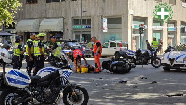 incidente via cecchi genova croce bianca 1 Incidente in via Cecchi a Genova: scooter in fuga dalla Polizia Locale provoca scontro, due feriti