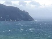 Vento oltre i 110 km/h, alberi e rami crollati. Avviso per mareggiata, le previsioni