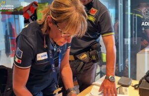 Adm e Gdf sequestrano 25 mila euro presso il Riviera Airport di Villanova d’Albenga Adm e Gdf sequestrano 25 mila euro presso il Riviera Airport di Villanova d’Albenga