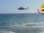 Murcarolo, ragazzo soccorso in mare dai Vigili del Fuoco con l’elicottero Drago Murcarolo, ragazzo soccorso in mare dai Vigili del Fuoco con l’elicottero Drago