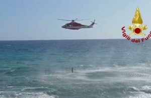Murcarolo, ragazzo soccorso in mare dai Vigili del Fuoco con l’elicottero Drago Murcarolo, ragazzo soccorso in mare dai Vigili del Fuoco con l’elicottero Drago