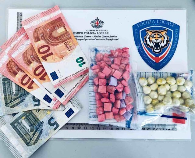 Genova, arrestato spacciatore: sequestrate oltre 100 dosi tra eroina e crack