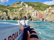 Riomaggiore, Guardia Costiera e Vigili del Fuoco salvano tre bagnanti in difficoltà Riomaggiore, Guardia Costiera e Vigili del Fuoco salvano tre bagnanti in difficoltà