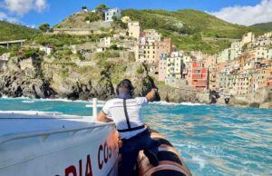 Riomaggiore, Guardia Costiera e Vigili del Fuoco salvano tre bagnanti in difficoltà Riomaggiore, Guardia Costiera e Vigili del Fuoco salvano tre bagnanti in difficoltà