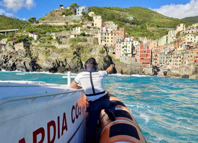 riomaggiore intervento guardia costiera Riomaggiore, Guardia Costiera e Vigili del Fuoco salvano tre bagnanti in difficoltà